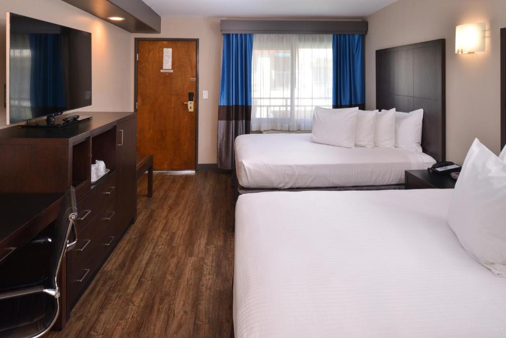 Deluxe Queen Room with Two Queen Beds - Non-Smoking interior